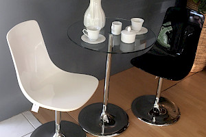 Glastisch-Set mit 2 Designer-Stühlen