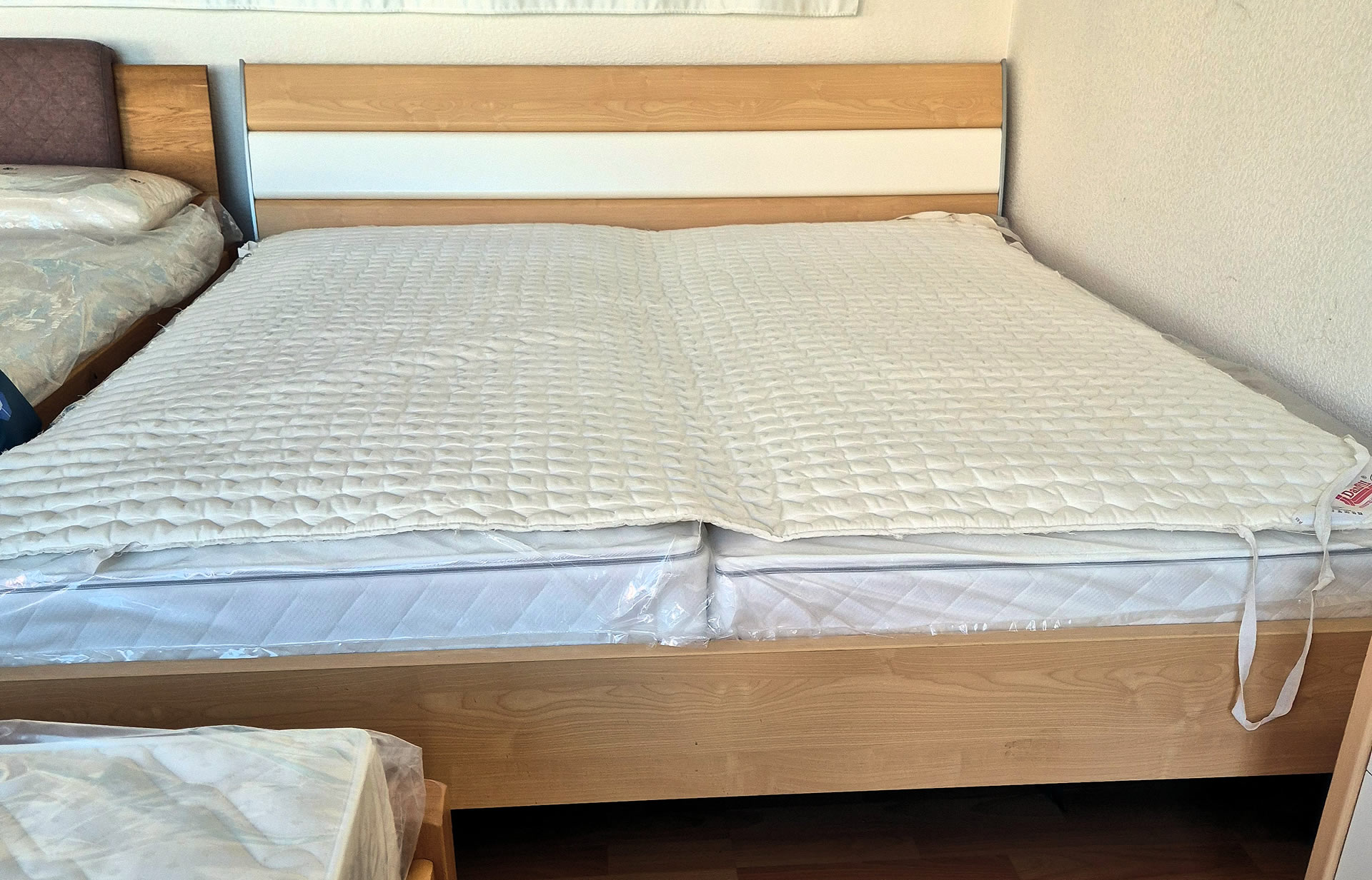 Bett Ahorn + Weiß 180 x 200 cm