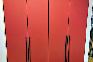 Drehtürenschrank 4-trg., Glas rot