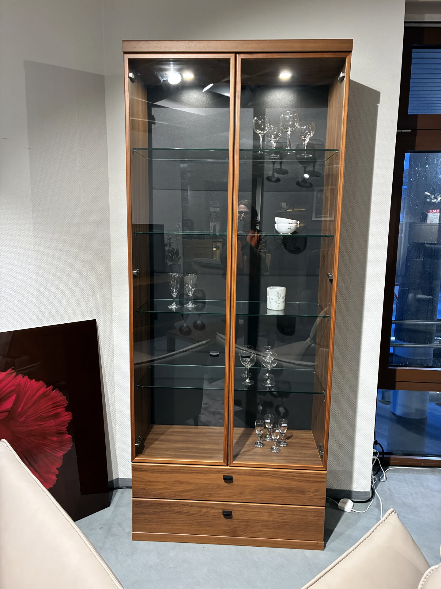 Vitrine Ramon in Nußbaum Nova mit Beleuchtung